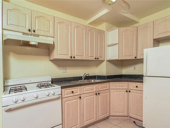 5th image of 713 E 215th St