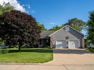 1207 6th St NE, Independence, IA 50644