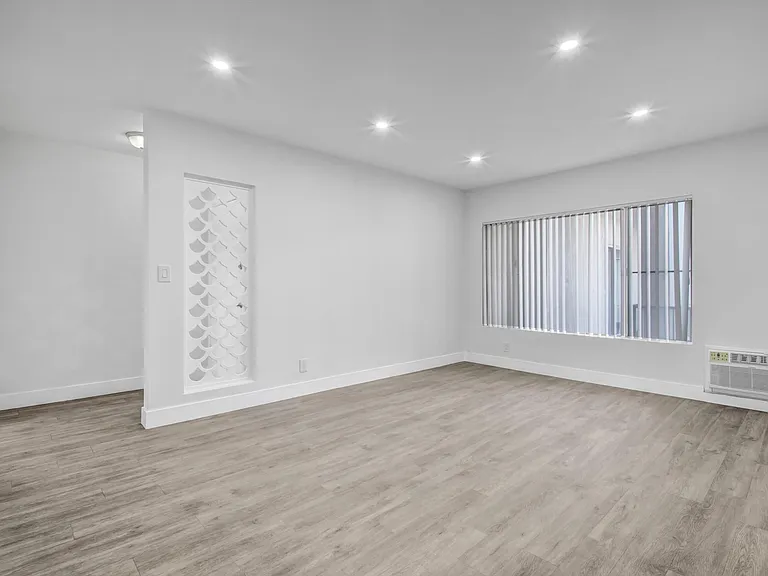 2233 S Ridgeley Dr #303 — Photo 2