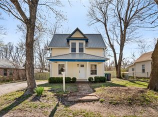 516 E Spring St, Rogers, AR 72756