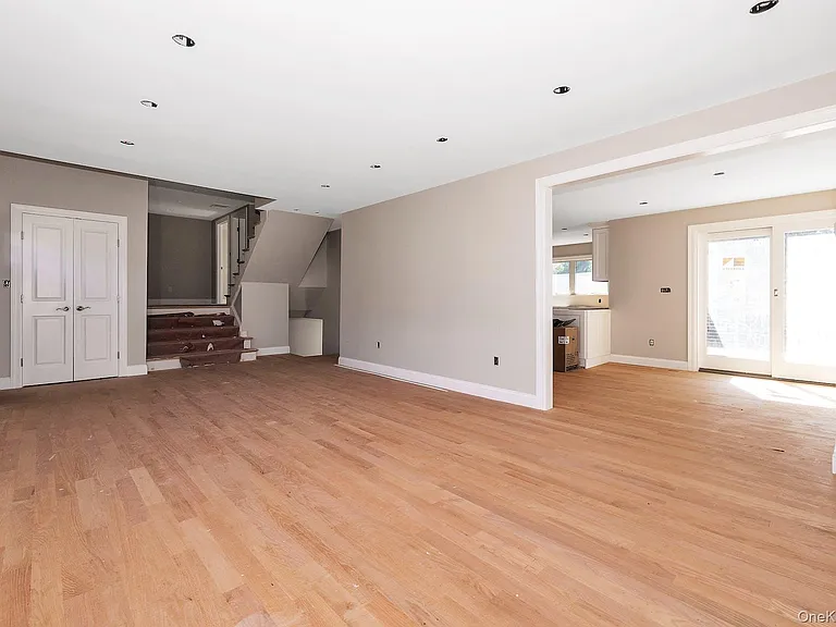 58 Marion Dr — Photo 6