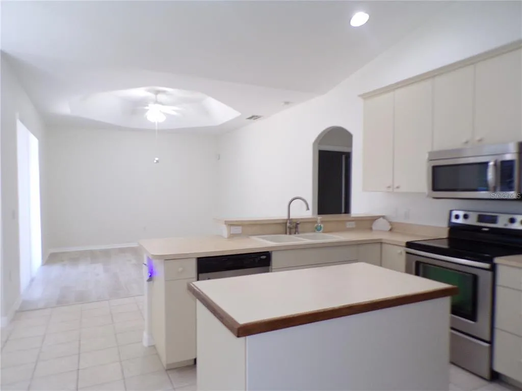 3 bed, 2.0 bath, 1863 sqft, $1,995 — Photo 3