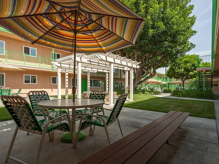 Flamingo Apartments — Photo 7