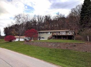 8319 Lake Eleanor Rd, Dubuque, IA 52003