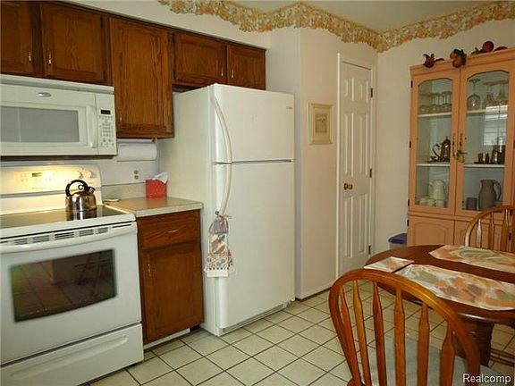 4th image of 9977 Cambridge Ct
