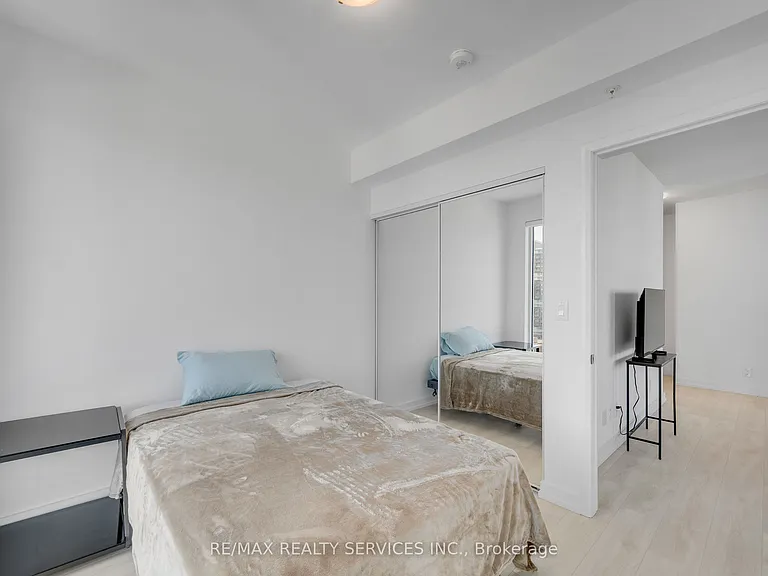 75 James St S #1902 — Photo 32