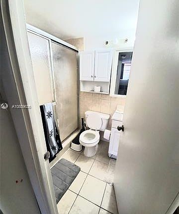 3rd image of 2025 NE 164th St APT 202
