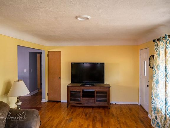4th image of 4878 Leaside Dr