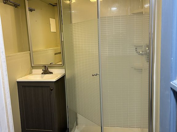 3rd image of 423 Oak St #Basement