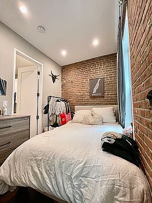 5th image of 70 Carmine St #2B