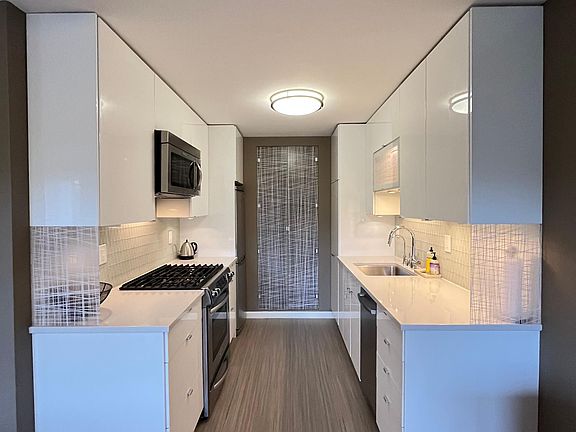 galley kitchen, 18" Bosch dishwater, 24" Euro-style LG refrigerator, Kitchen Aid dual-fuel range (gas cooktop), built-in microwave-hood