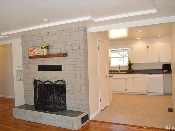 4th image of 1315 Whisler St NE