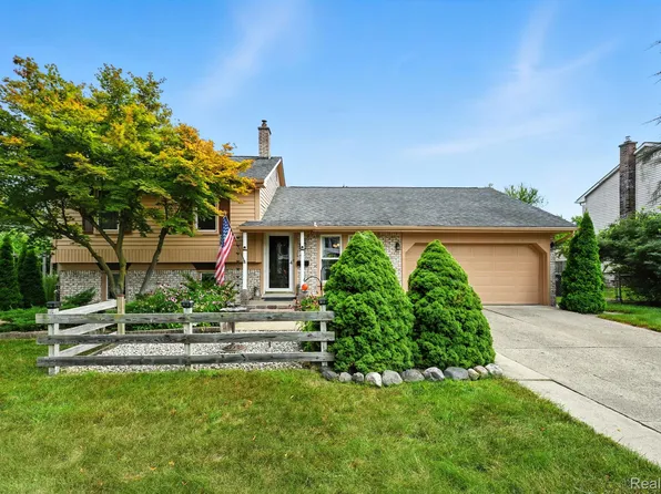 14190 Edgewood St, Livonia, MI 48154