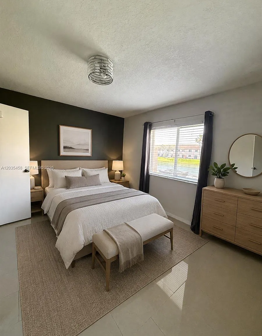 Venetia Gardens Condo — Photo 2