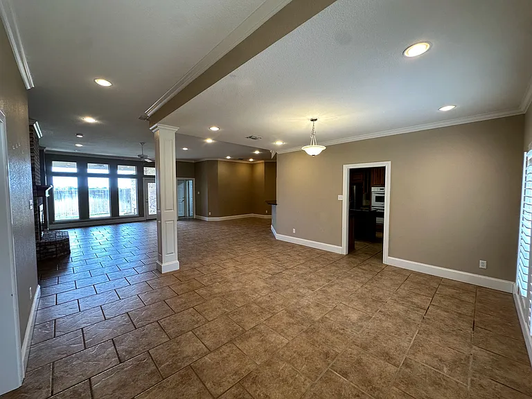 401 Springwood Ct — Photo 3