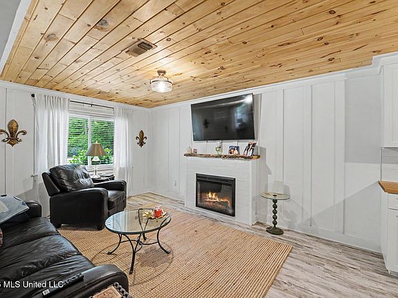 3rd image of 709 Pine Hills Rd