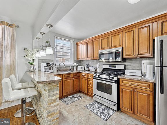 4th image of 4537 Oakmont St