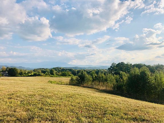 4th image of English Hills Dr