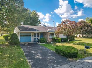 1077 Oakhurst Dr, Slatington, PA 18080