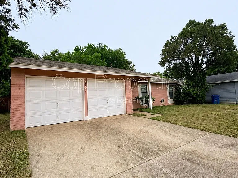 9319 Cliff Point Dr — Photo 2