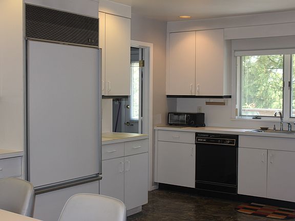 Eat in kitchen