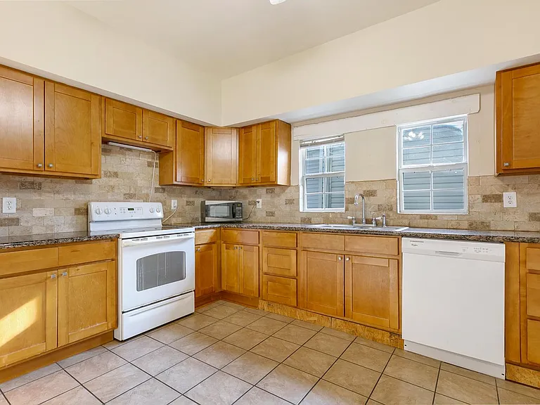 306 Homedale St #UPPER — Photo 7