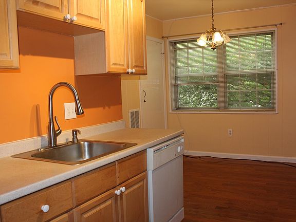 Kitchen and breakfast area