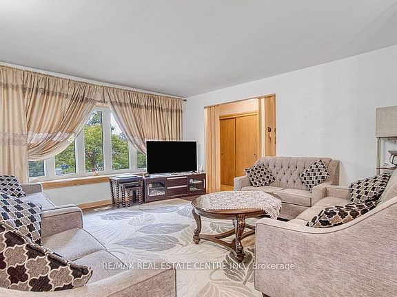 5th image of 314 Strathcona Dr