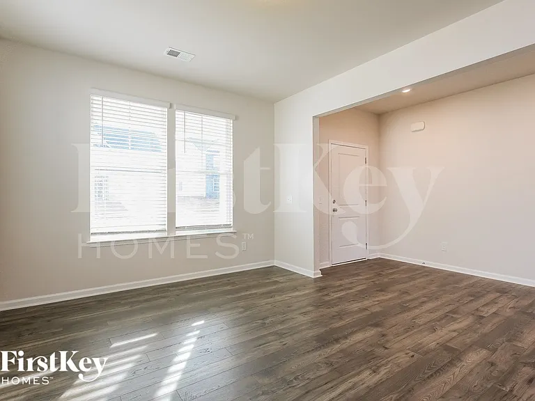 557 Hillpark Ln — Photo 3