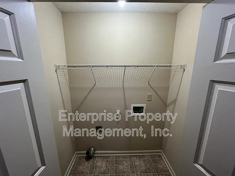6986 Parkbrook Ln — Photo 15