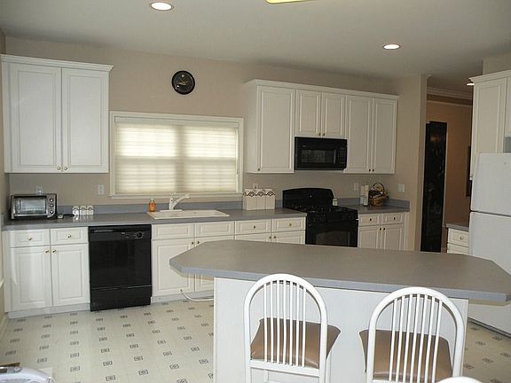 Huge Kitchen w/Center Island