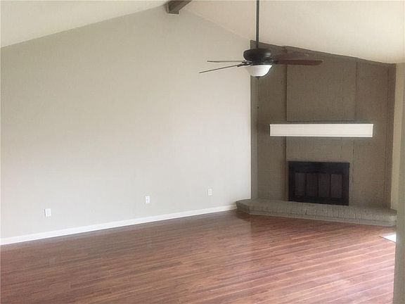 5th image of 2305 Versailles Dr