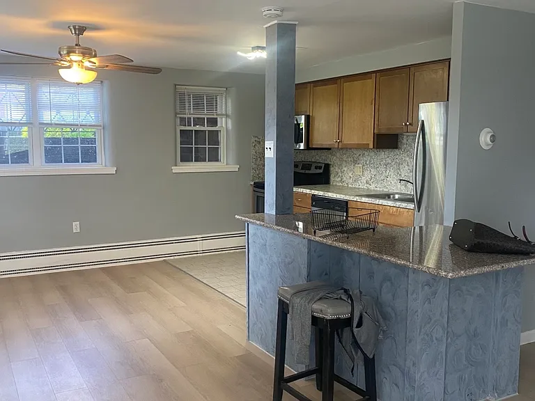 200 Maplewood Dr #2 — Photo 5