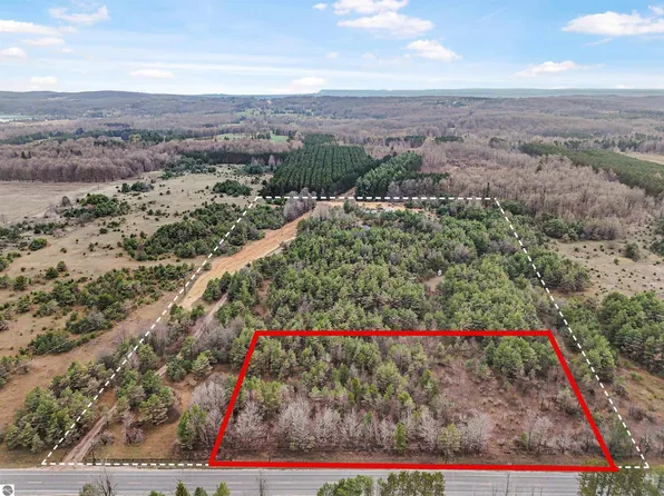 8558 Homestead Rd, Benzonia, MI 49616