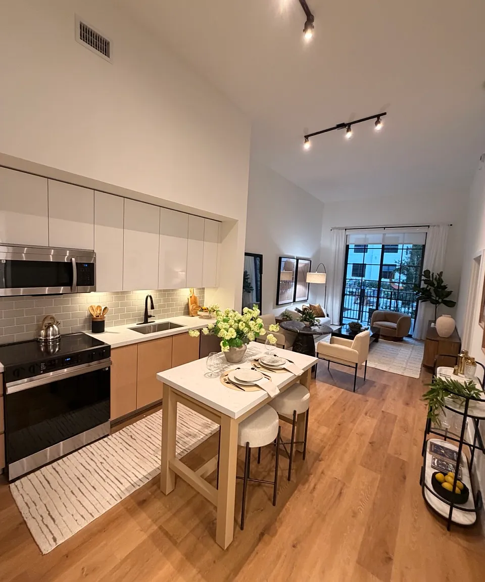 1 bed, 734 sqft, $2,462 — Photo 2