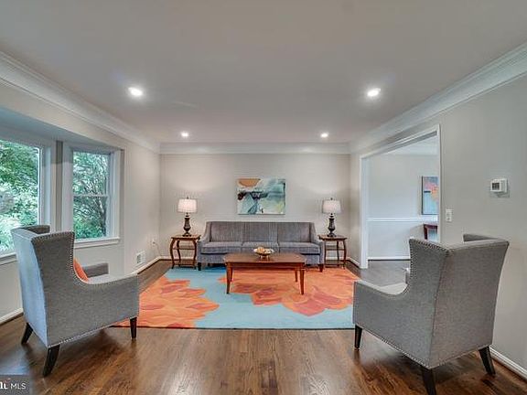 4th image of 913 Saddleback Ct