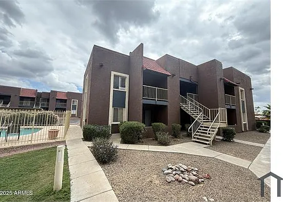 2 bed, 825 sqft, $1,600 — Photo 2