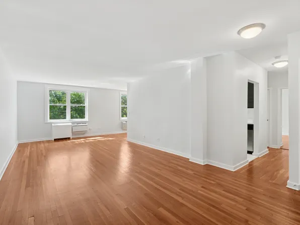 1135 Pelham Parkway North image 1 of 11