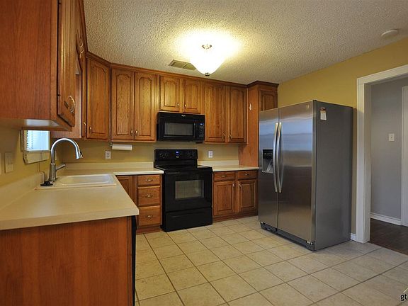 3rd image of 913 Donnybrook Ave