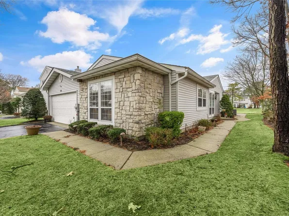 139 Fairfield Drive #139, Holbrook, NY 11741