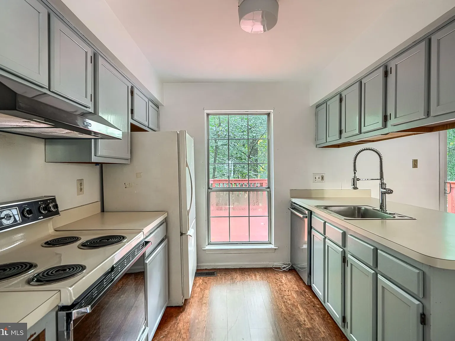 3 bed, 2.5 bath, 2024 sqft, $2,400 — Photo 4