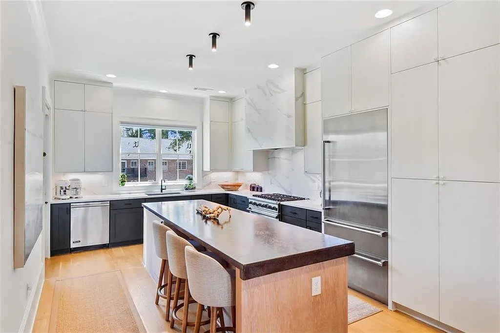 3 bed, 3.5 bath, 2500 sqft, $8,500 — Photo 4