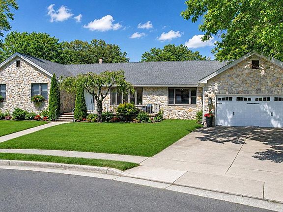2nd image of 23 Georgetown Ct