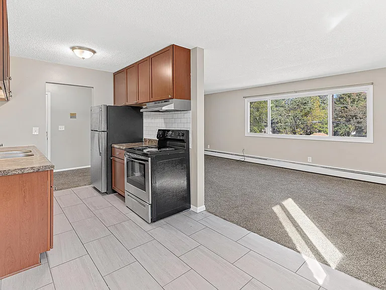 1089 York Ave #8 — Photo 2