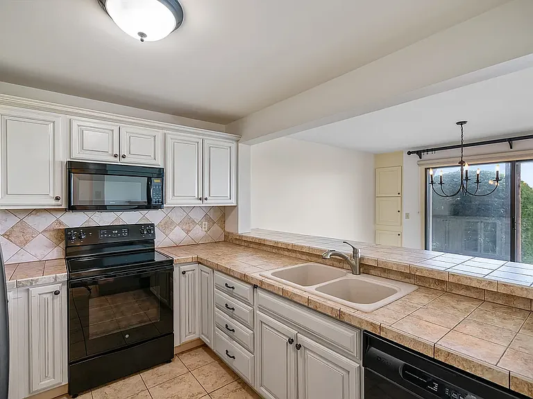 1034 Marina Bluff Dr — Photo 5