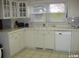 225 Oakwood Dr, Whitehall, PA 18052