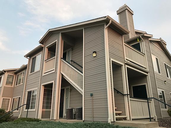 Top floor, vaulted ceiling unit with patio