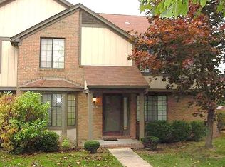 210 Meadow Lane Cir, Rochester Hills, MI 48307