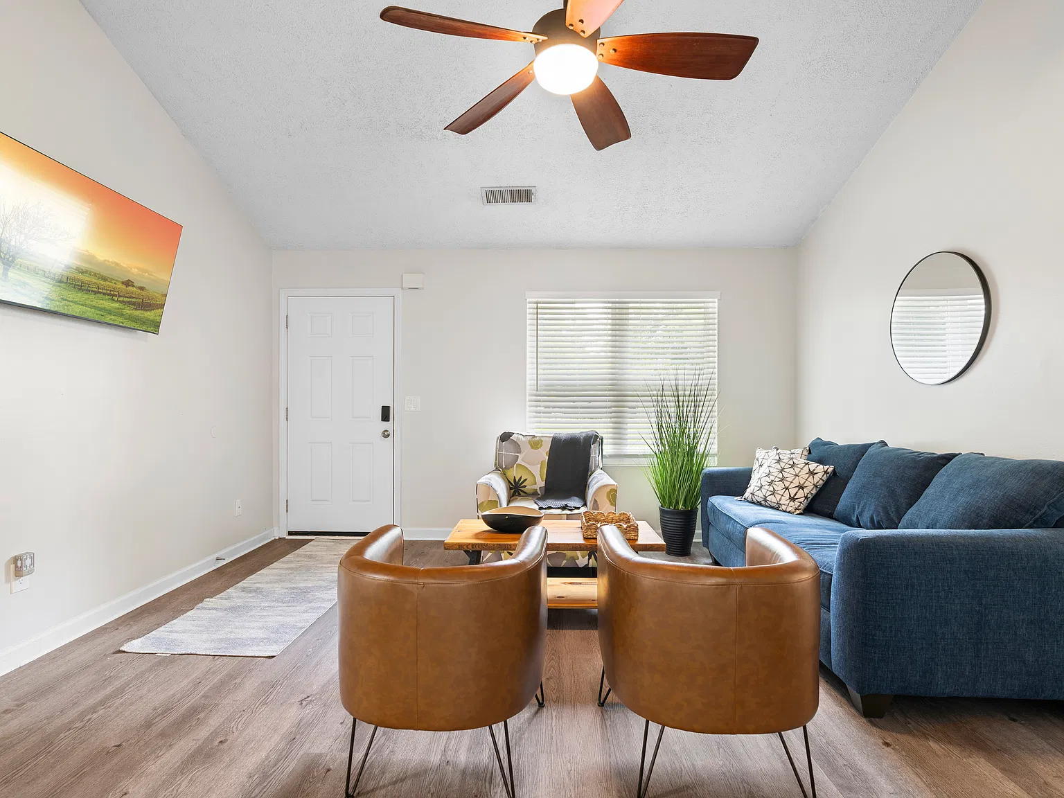 3 bed, 1350 sqft, $4,900 — Photo 4