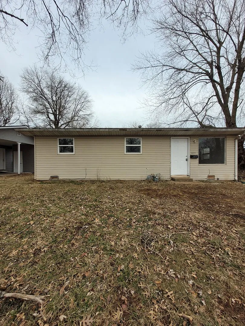 3 Bedroom 1 Bath home with a Fenced back Yard! — Photo 3